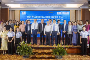 Các đại biểu chụp ảnh kỷ niệm tại sự kiện.