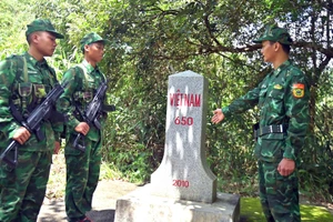 Bên cột mốc giữa núi rừng, những kiến thức, kinh nghiệm bảo vệ cột mốc được thế hệ trước trao lại, tiếp nối truyền thống giữ gìn chủ quyền biên giới quốc gia.