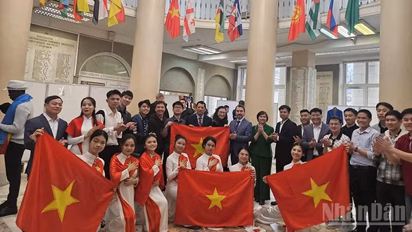 Sinh viên Việt Nam tham gia Lễ hội sinh viên quốc tế tại MADI.