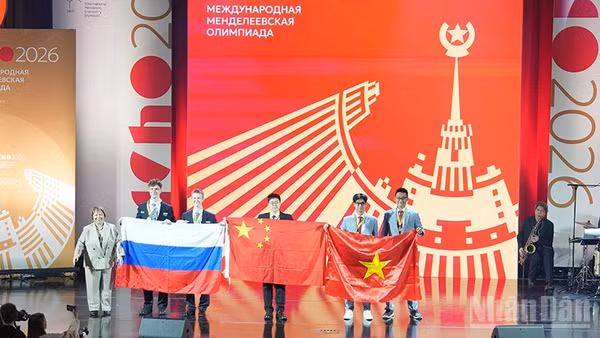 2 học sinh Việt Nam, cùng học sinh Nga, Trung Quốc, giành Huy chương Vàng. (Ảnh: XUÂN HƯNG)