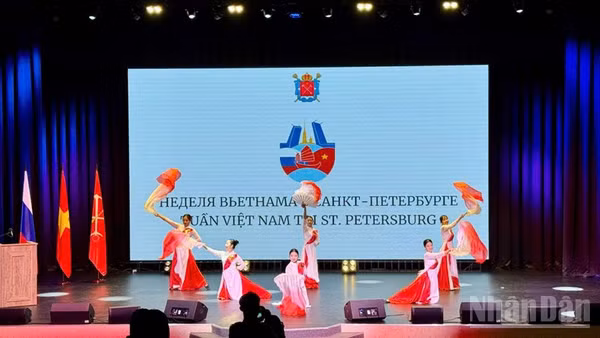 Sinh viên Việt Nam biểu diễn tại chương trình. (Ảnh: XUÂN HƯNG)