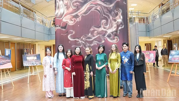 Đại diện Đại sứ quán Việt Nam tại Nga cùng sinh viên Việt Nam và Nga tham gia Ngày Việt Nam tại MGIMO lần thứ 11. (Ảnh: XUÂN HƯNG)