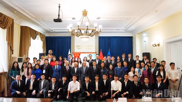 Các đại biểu chụp ảnh lưu niệm.