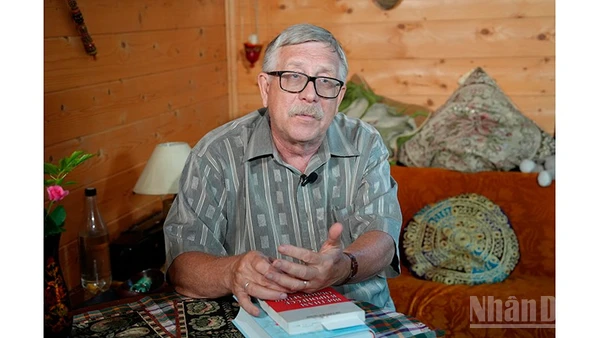 Ông Petr Tsvetov, Phó Giáo sư, Tiến sĩ khoa học lịch sử tại Học viện Ngoại giao thuộc Bộ Ngoại giao Nga, Phó Chủ tịch thứ nhất Hội Hữu nghị Nga-Việt. (Ảnh: XUÂN HƯNG)