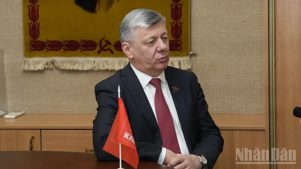 Đồng chí Dmitry Novikov, Phó Chủ tịch Đảng Cộng sản Liên bang Nga, Phó Chủ tịch thứ nhất Ủy ban Đối ngoại Duma Quốc gia (Hạ viện) Nga. 