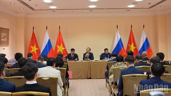 Hội nghị tổng kết hoạt động năm 2025 và triển khai phương hướng nhiệm vụ năm 2026 của Liên hiệp các tổ chức người Việt Nam tại Liên bang Nga. (Ảnh: XUÂN HƯNG)