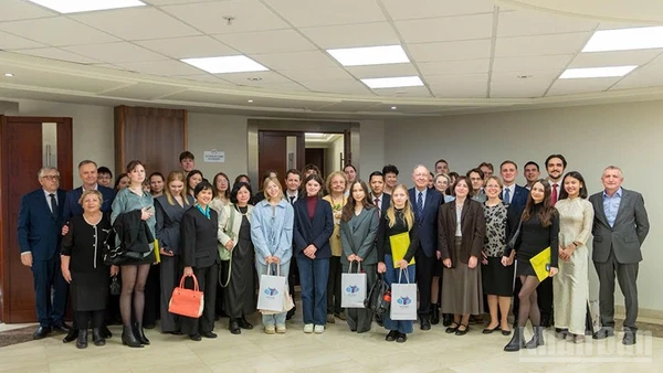 Ban Tổ chức, Ban Giám khảo và các thí sinh chụp ảnh lưu niệm.