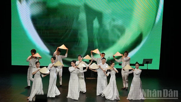 Tiết mục biểu diễn trong khuôn khổ chương trình nghệ thuật “Ánh sáng Phương Đông”. (Ảnh: XUÂN HƯNG)