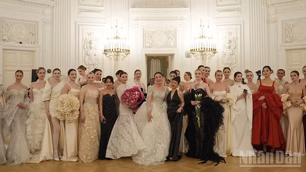 Nhà thiết kế Nguyễn Thùy Linh (áo đen, ở giữa) cùng với các thiết kế lấy cảm hứng từ kiến trúc và không gian hoàng gia của Cung điện Petrovsky. (Ảnh: XUÂN HƯNG)