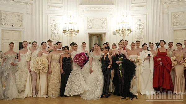 Nhà thiết kế Nguyễn Thùy Linh (áo đen, ở giữa) cùng với các thiết kế lấy cảm hứng từ kiến trúc và không gian hoàng gia của Cung điện Petrovsky. (Ảnh: XUÂN HƯNG)