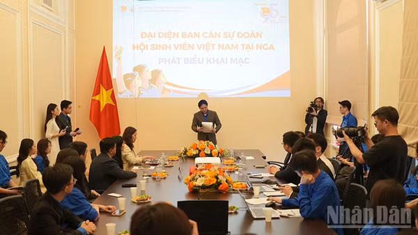 Lễ mít-tinh kỷ niệm 95 năm Ngày thành lập Đoàn Thanh niên Cộng sản Hồ Chí Minh và 25 năm Ngày thành lập Ban Cán sự Đoàn tại Liên bang Nga. (Ảnh: XUÂN HƯNG)