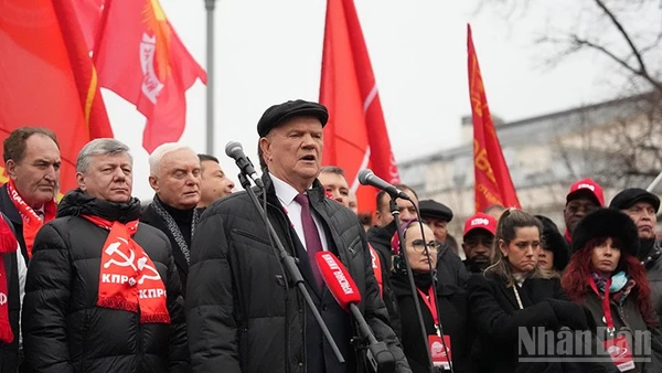 Chủ tịch Đảng Cộng sản Liên bang Nga Gennady Zyuganov phát biểu tại lễ mít-tinh kỷ niệm 108 năm Cách mạng Tháng Mười vĩ đại. (Ảnh: XUÂN HƯNG)