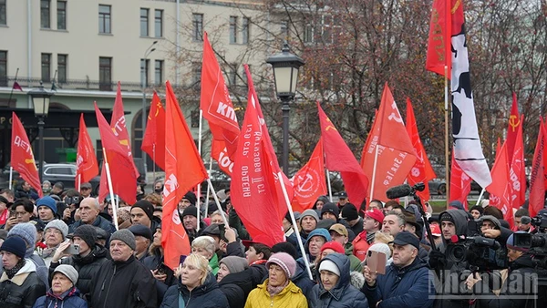 Đảng viên Đảng Cộng sản Liên bang Nga tổ chức mít-tinh kỷ niệm 107 năm Cách mạng Tháng Mười Nga vĩ đại, ngày 7/11/2024. (Ảnh: XUÂN HƯNG)