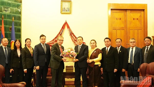 Đại sứ Đặng Minh Khôi tặng hoa chúc mừng Đại sứ Siphandone Oybuabuddy cùng cán bộ, nhân viên Đại sứ quán Lào tại Liên bang Nga.