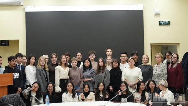 Các giảng viên, sinh viên Nga-Việt tham gia cuộc gặp thường niên Câu lạc bộ tiếng Việt MGLU. (Ảnh: XUÂN HƯNG)