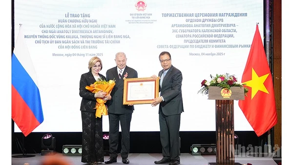 Thay mặt Chủ tịch nước Cộng hòa xã hội chủ nghĩa Việt Nam, Đại sứ Đặng Minh Khôi trao Huân chương Hữu nghị tặng ông Anatoli Artamonov. (Ảnh: XUÂN HƯNG)