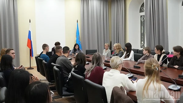 Các giảng viên, sinh viên Nga-Việt tham gia cuộc gặp thường niên Câu lạc bộ tiếng Việt tại MGLU. (Ảnh: XUÂN HƯNG)