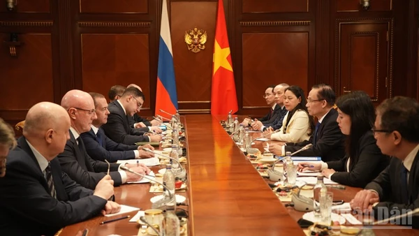 Đặc phái viên của Tổng Bí thư Tô Lâm, Ủy viên Bộ Chính trị, Bộ trưởng Ngoại giao Lê Hoài Trung hội kiến Chủ tịch Đảng nước Nga Thống nhất Dmitry Medvedev. (Ảnh: MINH PHƯỢNG)