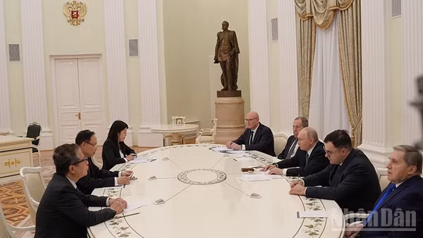 Đặc phái viên của Tổng Bí thư Tô Lâm, Ủy viên Bộ Chính trị, Bộ trưởng Ngoại giao Lê Hoài Trung hội kiến Tổng thống Liên bang Nga Vladimir Putin. (Ảnh: XUÂN HƯNG)