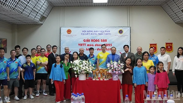 Ban Tổ chức, khách mời chụp ảnh lưu niệm với các vận động viên.