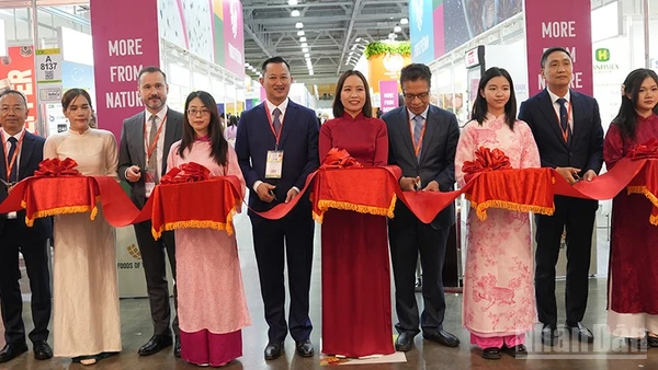 Các đại biểu cắt băng khai trương khu gian hàng Việt Nam tại WorldFood Moscow 2025. 