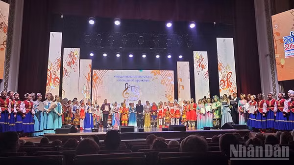 Cộng đồng các dân tộc tham gia Lễ hội văn hóa quốc tế tại Viễn Đông nước Nga.