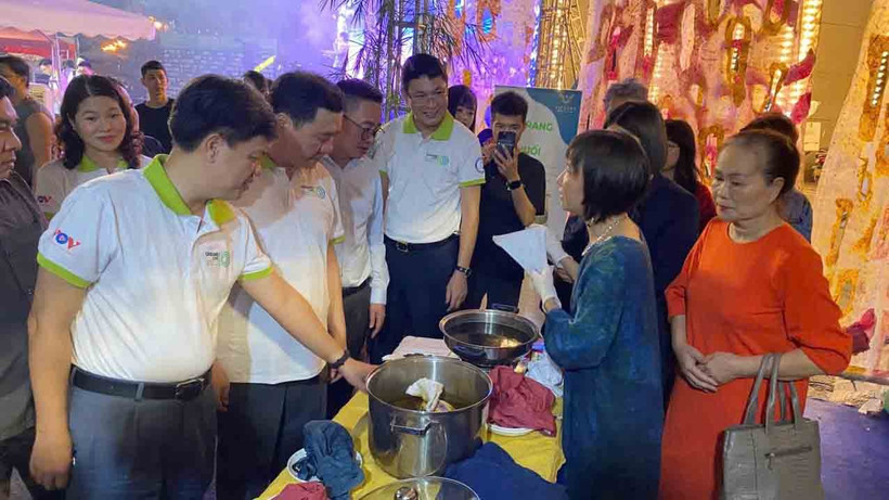 Các đại biểu tham quan trải nghiệm sản phẩm tại Triển lãm. (Ảnh: THỜI BÚT)