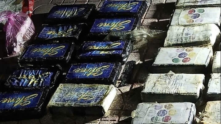 Các bánh có bột trắng, nghi ngờ là ma túy.