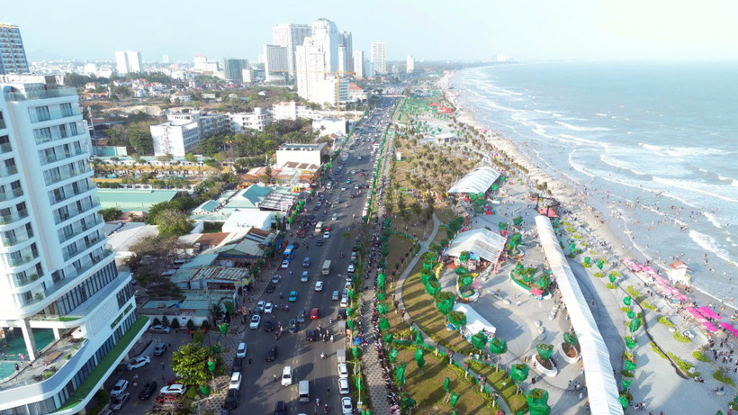 Toàn cảnh Bãi Sau, biển Vũng Tàu trong Tết Bính Ngọ 2026.
