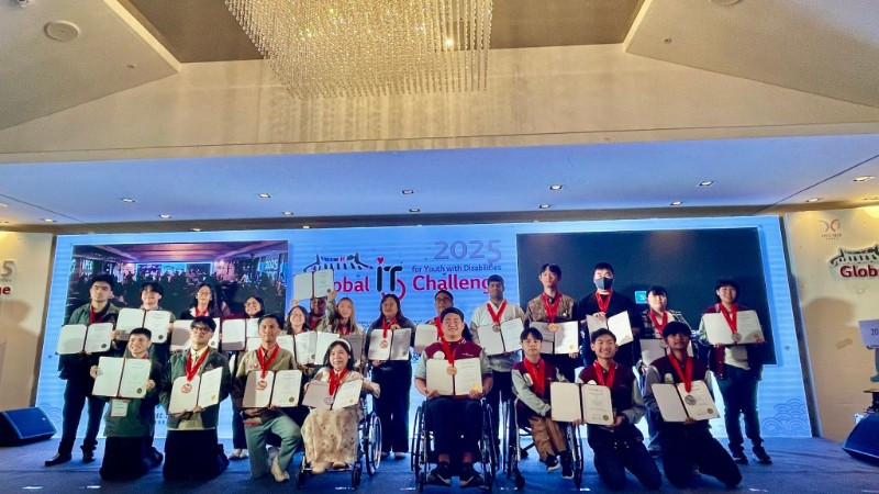 Việt Nam giành nhiều giải lớn tại cuộc thi công nghệ thông tin quốc tế dành cho người khuyết tật Các thí sinh đoạt giải tại cuộc thi. (Ảnh: Công ty Nghị Lực Sống)