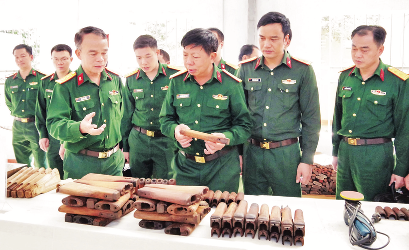 Hội đồng khoa học Cục Hậu cần-Kỹ thuật Quân khu 2 kiểm tra chất lượng chi tiết vũ khí sau tẩy trắng, sấy khô.