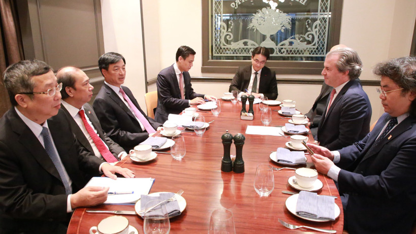 Bí thư Thành ủy Hà Nội Nguyễn Duy Ngọc làm việc với Tập đoàn Rosen Partners ngày 19/2/2026. (Ảnh: TTXVN)