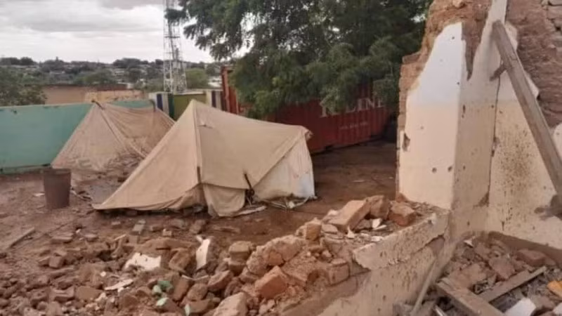 Cảnh đổ nát tại trung tâm y tế ở El Fasher, Bắc Darfur, Sudan sau một vụ tấn công. (Ảnh: THX/TTXVN)