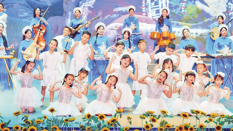 Học sinh hệ thống Trường TH (TH School) biểu diễn tại Chương trình nghệ thuật “Từ sự thấu hiểu - Tạo sự thay đổi”.