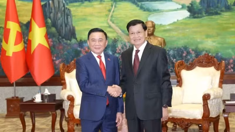 Thường trực Ban Bí thư Trần Cẩm Tú hội kiến Tổng Bí thư, Chủ tịch nước Lào Thongloun Sisoulith. (Ảnh: TTXVN)