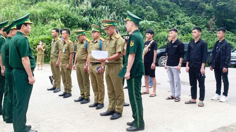 Các công dân Việt Nam là nạn nhân của tội phạm mua bán người được lực lượng chức năng giải cứu trở về nước. (Ảnh BỘ ĐỘI BIÊN PHÒNG)