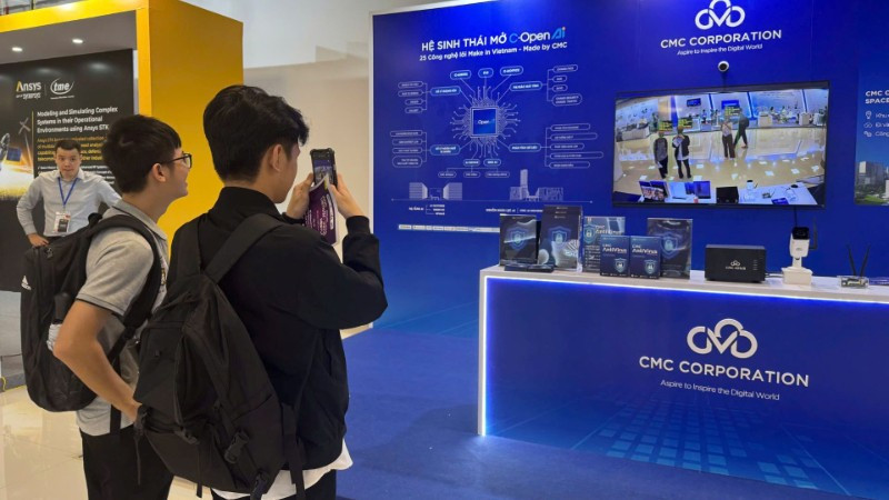 Các bạn trẻ tham quan, trải nghiệm sản phẩm công nghệ tại Ngày hội Đổi mới sáng tạo Quốc gia năm 2025. (Ảnh: Hà Linh)