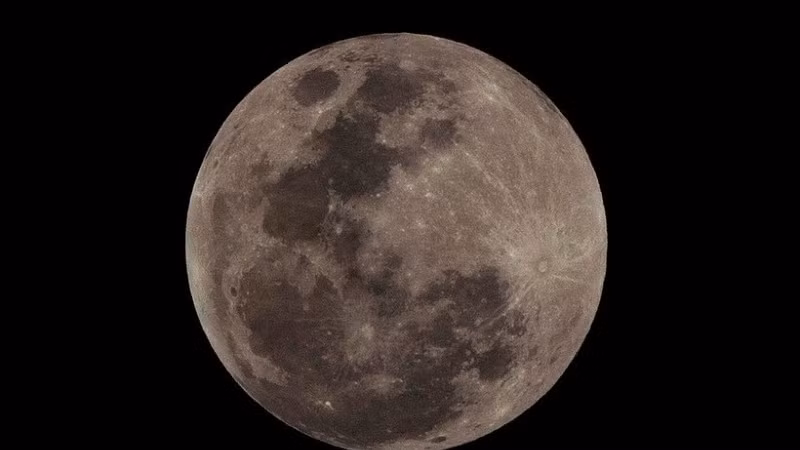 Mặt Trăng trên bầu trời nhìn từ Tegucigalpa, Honduras. (Ảnh: THX/TTXVN)