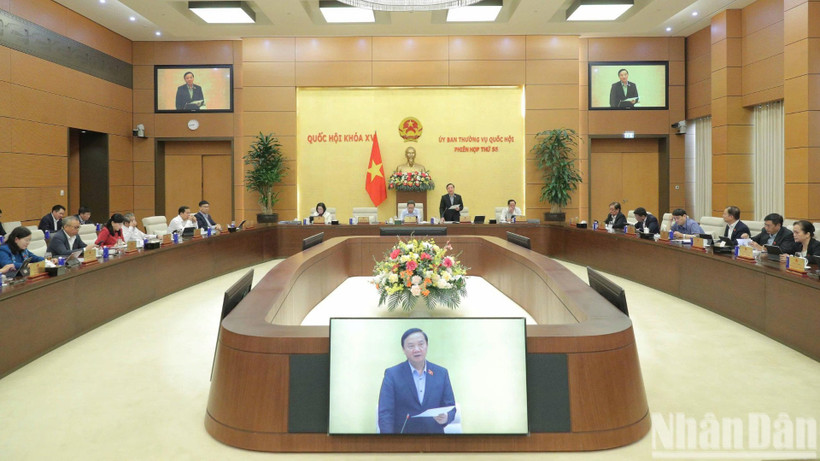 Phó Chủ tịch Quốc hội Nguyễn Khắc Định điều hành nội dung cho ý kiến về dự án Luật sửa đổi, bổ sung một số điều của Luật Công chứng. (Ảnh: DUY LINH)