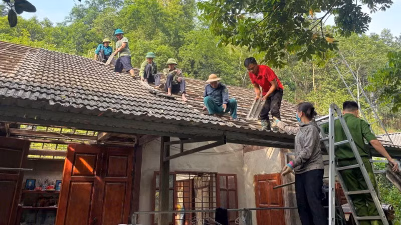 Cán bộ và nhân dân xã Quảng Bạch, tỉnh Thái Nguyên ra quân hỗ trợ xóa nhà tạm cho hộ nghèo. (Ảnh TUẤN SƠN)