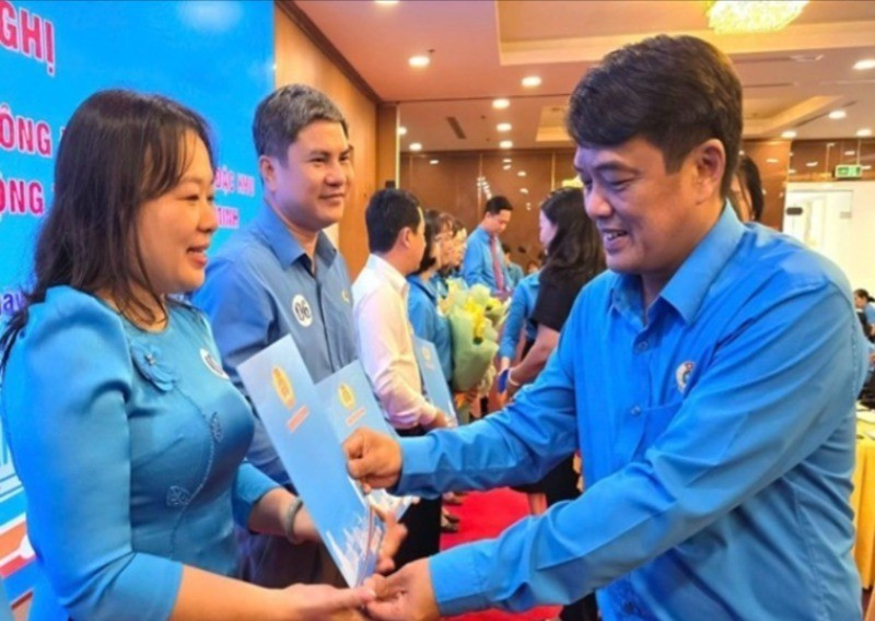 Ông Bùi Thanh Nhân, Chủ tịch Liên đoàn Lao động Thành phố Hồ Chí Minh trao quyết định thành lập công đoàn cho các Chủ tịch Công đoàn phường, xã, đặc khu trên địa bàn thành phố. (Ảnh: Nam Dương) 
