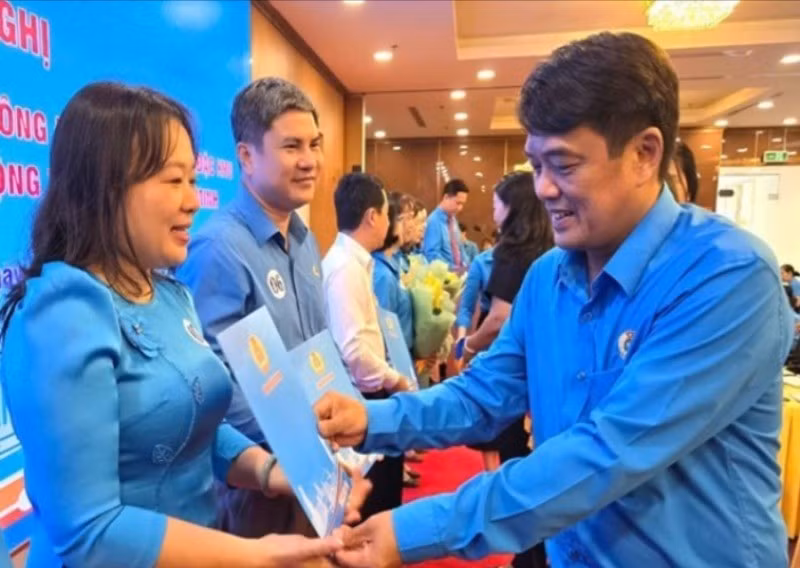 Ông Bùi Thanh Nhân, Chủ tịch Liên đoàn Lao động Thành phố Hồ Chí Minh trao quyết định thành lập công đoàn cho các Chủ tịch Công đoàn phường, xã, đặc khu trên địa bàn thành phố. (Ảnh: Nam Dương) 