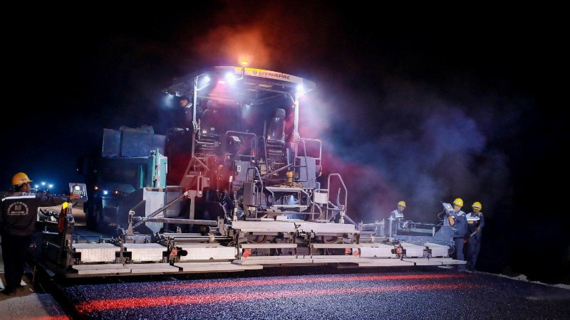 “Thông mạch” 3.000km đường cao tốc từ Cao Bằng tới Cà Mau Nhà thầu thi công dự án Đồng Đăng-Trà Lĩnh triển khai dây chuyền thảm hiện đại gồm nhiều thiết bị lu lèn, tiến hành quy trình thảm nhựa nóng tại mũi thi công Km11 (xã Văn Lãng, Lạng Sơn).