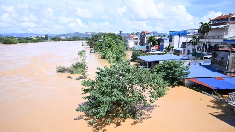 Khu vực gần cầu Bến Tượng qua sông Cầu thuộc phường Phan Đình Phùng, tỉnh Thái Nguyên ngày 8/10 bị ngập nặng. (Ảnh: TRẦN HẢI)