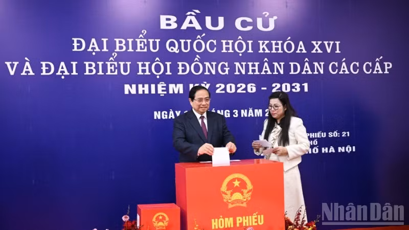 Thủ tướng Chính phủ Phạm Minh Chính và Phu nhân thực hiện quyền công dân, bỏ phiếu lựa chọn những đại biểu tiêu biểu, đại diện cho ý chí và nguyện vọng của nhân dân. (Ảnh: TRẦN HẢI)