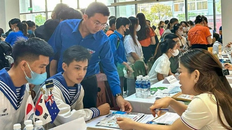 Tư vấn, giới thiệu việc làm cho quân nhân chuẩn bị xuất ngũ và các bạn trẻ tại thành phố Đà Nẵng. (Ảnh: HUY ĐẠT)