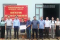 Trao nhà đại đoàn kết cho chị Ksor Biu.