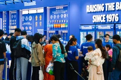 Gian hàng Vinamilk nổi bật, thu hút người tiêu dùng tại Hội chợ Mùa thu 2025. (Ảnh: Vi Nam)