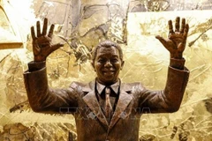 Bức tượng cố Tổng thống Nam Phi Nelson Mandela được trưng bày trong lễ khánh thành tại trụ sở Liên hợp quốc ở New York (Mỹ). (Ảnh tư liệu: THX/TTXVN)