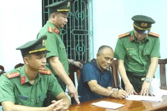 Tống đạt quyết định khởi tố bị can Phạm Viết Công.